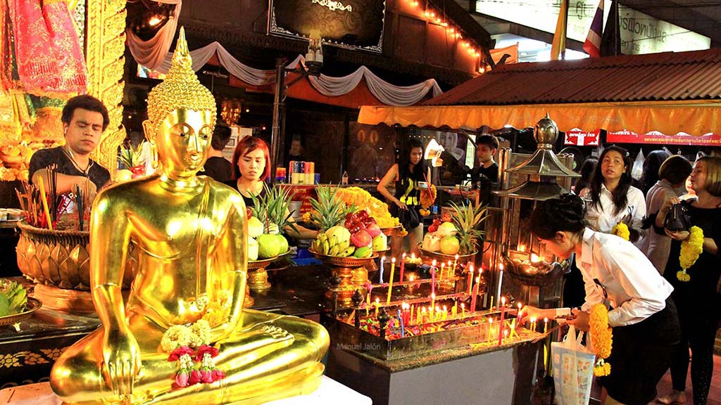 se hacen las ofrendas? Slow Travel Tailandia Guía de viaje